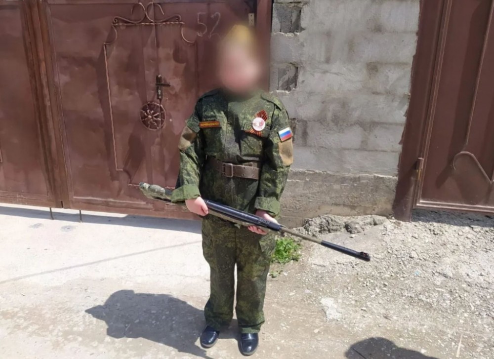 REVOLTĂTOR // Propaganda de la Kremlin, dusă la extrem: copiii, puși să împuște ”ultimul fascist”